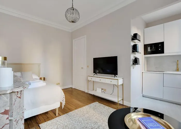 Charming - 2p- Parc Monceau شقة *